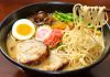 Ramen, kökeni Çin’e dayanan ancak Japonya’da farklı bir kimlik kazanmış olan bir yemektir. İlk olarak Çin’den Japonya’ya geçen bu yemek, zamanla Japon mutfağının ayrılmaz bir parçası haline gelmiştir. Japonya’da özellikle 19. yüzyılın sonlarına doğru popülerleşmeye başlayan ramen, bugün sadece Japonya’da değil, dünyanın birçok ülkesinde de sevilerek tüketilmektedir. Ucuz, hızlı ve lezzetli bir yemek olması onun geniş kitlelere ulaşmasını sağlamıştır. Konulu bir haber görseli.