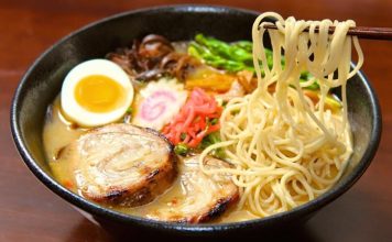 Ramen: Dünyayı Etkisi Altına Alan Japon Lezzeti Ramen, kökeni Çin’e dayanan ancak Japonya’da farklı bir kimlik kazanmış olan bir yemektir. İlk olarak Çin’den Japonya’ya geçen bu yemek, zamanla Japon mutfağının ayrılmaz bir parçası haline gelmiştir. Japonya’da özellikle 19. yüzyılın sonlarına doğru popülerleşmeye başlayan ramen, bugün sadece Japonya’da değil, dünyanın birçok ülkesinde de sevilerek tüketilmektedir. Ucuz, hızlı ve lezzetli bir yemek olması onun geniş kitlelere ulaşmasını sağlamıştır. Konulu bir haber görseli.