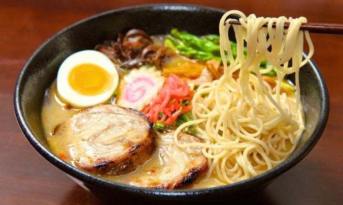 Ramen, kökeni Çin’e dayanan ancak Japonya’da farklı bir kimlik kazanmış olan bir yemektir. İlk olarak Çin’den Japonya’ya geçen bu yemek, zamanla Japon mutfağının ayrılmaz bir parçası haline gelmiştir. Japonya’da özellikle 19. yüzyılın sonlarına doğru popülerleşmeye başlayan ramen, bugün sadece Japonya’da değil, dünyanın birçok ülkesinde de sevilerek tüketilmektedir. Ucuz, hızlı ve lezzetli bir yemek olması onun geniş kitlelere ulaşmasını sağlamıştır. Konulu bir haber görseli.