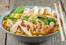 Ramen, Japon mutfağının en sevilen yemeklerinden biri olarak dünya çapında büyük bir popülarite kazanmıştır. İlk olarak Çin’den Japonya’ya geçtiği düşünülen bu yemek, zamanla Japon kültürünün vazgeçilmez bir parçası haline gelmiştir. 19. yüzyıldan itibaren ülke genelinde yayılmaya başlayan ramen, özellikle İkinci Dünya Savaşı sonrasında Japon halkının günlük yaşamında sıkça tükettiği bir yemek olmuştur. Konulu bir haber görseli.