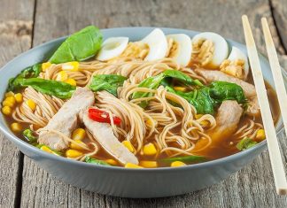 Ramen, Japon mutfağının en sevilen yemeklerinden biri olarak dünya çapında büyük bir popülarite kazanmıştır. İlk olarak Çin’den Japonya’ya geçtiği düşünülen bu yemek, zamanla Japon kültürünün vazgeçilmez bir parçası haline gelmiştir. 19. yüzyıldan itibaren ülke genelinde yayılmaya başlayan ramen, özellikle İkinci Dünya Savaşı sonrasında Japon halkının günlük yaşamında sıkça tükettiği bir yemek olmuştur. Konulu bir haber görseli.