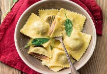 Ravioli, İtalyan mutfağının klasikleşmiş dolma makarna çeşitlerinden biridir. Genellikle küçük kare veya yarım ay şekillerinde hazırlanır ve iç harcı çeşitli malzemelerle doldurulur. Bu makarna türü, Orta Çağ’a kadar uzanan köklü bir geçmişe sahiptir ve İtalya’nın farklı bölgelerinde farklı içeriklerle hazırlanır. Konulu bir haber görseli.