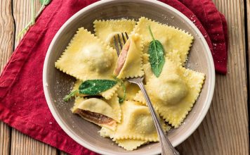 Ravioli, İtalyan mutfağının klasikleşmiş dolma makarna çeşitlerinden biridir. Genellikle küçük kare veya yarım ay şekillerinde hazırlanır ve iç harcı çeşitli malzemelerle doldurulur. Bu makarna türü, Orta Çağ’a kadar uzanan köklü bir geçmişe sahiptir ve İtalya’nın farklı bölgelerinde farklı içeriklerle hazırlanır. Konulu bir haber görseli.
