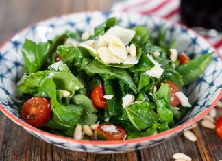 Roka Salatası, Akdeniz ve Orta Doğu mutfağında uzun yıllardır sofralarda yer alan sağlıklı ve ferahlatıcı bir salata türüdür. Özellikle rokanın kendine has aroması, bu salatayı farklı kılan en önemli unsurdur. Rokanın hafif acımsı tadı, salatanın lezzetini dengeler ve diğer sebzelerle birleştiğinde damakta unutulmaz bir tat bırakır. Konulu bir haber görseli.