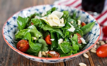 Roka Salatası, Akdeniz ve Orta Doğu mutfağında uzun yıllardır sofralarda yer alan sağlıklı ve ferahlatıcı bir salata türüdür. Özellikle rokanın kendine has aroması, bu salatayı farklı kılan en önemli unsurdur. Rokanın hafif acımsı tadı, salatanın lezzetini dengeler ve diğer sebzelerle birleştiğinde damakta unutulmaz bir tat bırakır. Konulu bir haber görseli.