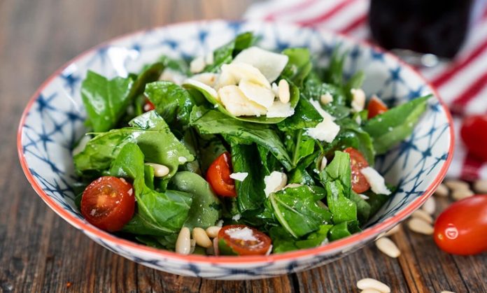 Roka Salatası, Akdeniz ve Orta Doğu mutfağında uzun yıllardır sofralarda yer alan sağlıklı ve ferahlatıcı bir salata türüdür. Özellikle rokanın kendine has aroması, bu salatayı farklı kılan en önemli unsurdur. Rokanın hafif acımsı tadı, salatanın lezzetini dengeler ve diğer sebzelerle birleştiğinde damakta unutulmaz bir tat bırakır. Konulu bir haber görseli.