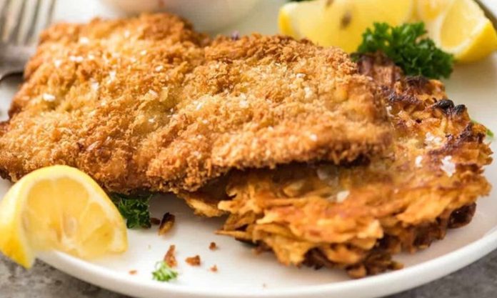 Schnitzel, Almanya ve Avusturya mutfaklarının en bilinen yemeklerinden biridir. İnce dilimlenmiş etin pane harcıyla kaplanıp kızartılmasıyla elde edilen bu lezzet, hem sokak yemekleri hem de restoran menülerinde sıklıkla yer alır. İsmi Almanca “dilim” anlamına gelen “Schnitt” kelimesinden türemiştir ve geleneksel olarak dana veya tavuk eti kullanılır. Konulu bir haber görseli.