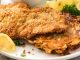 Schnitzel, Almanya ve Avusturya mutfaklarının en bilinen yemeklerinden biridir. İnce dilimlenmiş etin pane harcıyla kaplanıp kızartılmasıyla elde edilen bu lezzet, hem sokak yemekleri hem de restoran menülerinde sıklıkla yer alır. İsmi Almanca “dilim” anlamına gelen “Schnitt” kelimesinden türemiştir ve geleneksel olarak dana veya tavuk eti kullanılır. Konulu bir haber görseli.