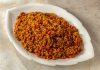 Sebzeli bulgur pilavı, Türk mutfağında hem besleyici hem de pratik bir yemek olarak bilinir. Yüzyıllardır sofralarda yer alan bu tarif, özellikle bulgurun besin değerleriyle birleştiğinde hem doyurucu hem de sağlıklı bir öğün sunar.