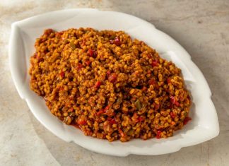 Sebzeli bulgur pilavı, Türk mutfağında hem besleyici hem de pratik bir yemek olarak bilinir. Yüzyıllardır sofralarda yer alan bu tarif, özellikle bulgurun besin değerleriyle birleştiğinde hem doyurucu hem de sağlıklı bir öğün sunar.