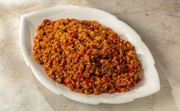 Sebzeli Bulgur Pilavı: Sağlıklı Ve Lezzetli Sofraların Vazgeçilmezi Sebzeli bulgur pilavı, Türk mutfağında hem besleyici hem de pratik bir yemek olarak bilinir. Yüzyıllardır sofralarda yer alan bu tarif, özellikle bulgurun besin değerleriyle birleştiğinde hem doyurucu hem de sağlıklı bir öğün sunar.