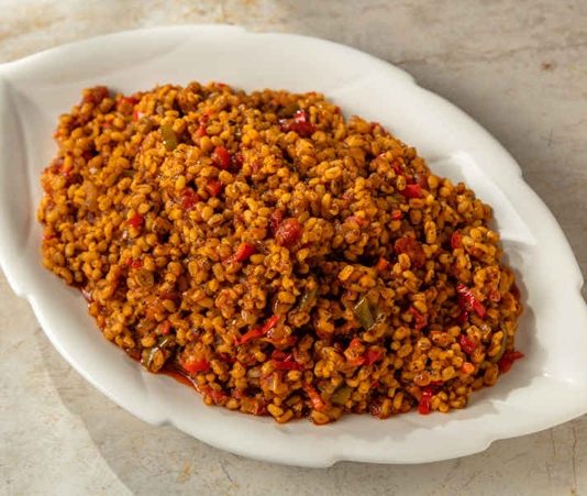 Sebzeli bulgur pilavı, Türk mutfağında hem besleyici hem de pratik bir yemek olarak bilinir. Yüzyıllardır sofralarda yer alan bu tarif, özellikle bulgurun besin değerleriyle birleştiğinde hem doyurucu hem de sağlıklı bir öğün sunar.
