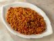 Sebzeli bulgur pilavı, Türk mutfağında hem besleyici hem de pratik bir yemek olarak bilinir. Yüzyıllardır sofralarda yer alan bu tarif, özellikle bulgurun besin değerleriyle birleştiğinde hem doyurucu hem de sağlıklı bir öğün sunar.