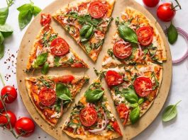 Sebzeli Pizza: Sağlıklı Lezzetin Zirvesi Sebzeli pizza, İtalyan mutfağının klasik pizzalarından türeyen sağlıklı ve lezzetli bir alternatiftir. Bu pizza çeşidi, özellikle taze sebzeler ve peynir kombinasyonuyla sofralara renk ve aroma katar. İlk olarak Napoli’de ortaya çıkan pizza kültürü, sebzelerin kullanımıyla daha sağlıklı ve hafif bir boyut kazanmıştır. Konulu bir haber görseli.
