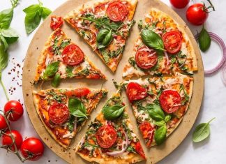 Sebzeli Pizza: Sağlıklı Lezzetin Zirvesi Sebzeli pizza, İtalyan mutfağının klasik pizzalarından türeyen sağlıklı ve lezzetli bir alternatiftir. Bu pizza çeşidi, özellikle taze sebzeler ve peynir kombinasyonuyla sofralara renk ve aroma katar. İlk olarak Napoli’de ortaya çıkan pizza kültürü, sebzelerin kullanımıyla daha sağlıklı ve hafif bir boyut kazanmıştır. Konulu bir haber görseli.
