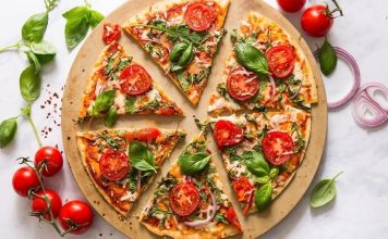 Sebzeli Pizza: Sağlıklı Lezzetin Zirvesi Sebzeli pizza, İtalyan mutfağının klasik pizzalarından türeyen sağlıklı ve lezzetli bir alternatiftir. Bu pizza çeşidi, özellikle taze sebzeler ve peynir kombinasyonuyla sofralara renk ve aroma katar. İlk olarak Napoli’de ortaya çıkan pizza kültürü, sebzelerin kullanımıyla daha sağlıklı ve hafif bir boyut kazanmıştır. Konulu bir haber görseli.