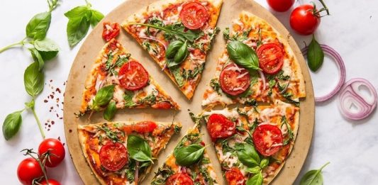 Sebzeli Pizza: Sağlıklı Lezzetin Zirvesi Sebzeli pizza, İtalyan mutfağının klasik pizzalarından türeyen sağlıklı ve lezzetli bir alternatiftir. Bu pizza çeşidi, özellikle taze sebzeler ve peynir kombinasyonuyla sofralara renk ve aroma katar. İlk olarak Napoli’de ortaya çıkan pizza kültürü, sebzelerin kullanımıyla daha sağlıklı ve hafif bir boyut kazanmıştır. Konulu bir haber görseli.