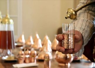 Şerbet: Gelenekten Gelen Tatlı Ferahlık Şerbet, tarih boyunca özellikle Osmanlı mutfağında önemli bir yere sahip olmuştur. Tatlı ve aromatik içeriğiyle sofraları süsleyen bu içecek, hem ferahlatıcı hem de kültürel bir simge olarak kabul edilir. Geleneksel olarak meyve özleri, baharatlar ve şeker ile hazırlanan şerbet, yüzyıllardır soğuk ve sıcak şekilde tüketilmektedir. Konulu bir haber görseli.