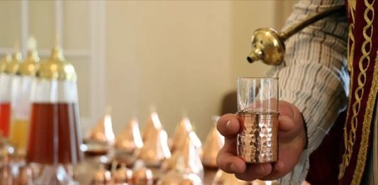 Şerbet: Gelenekten Gelen Tatlı Ferahlık Şerbet, tarih boyunca özellikle Osmanlı mutfağında önemli bir yere sahip olmuştur. Tatlı ve aromatik içeriğiyle sofraları süsleyen bu içecek, hem ferahlatıcı hem de kültürel bir simge olarak kabul edilir. Geleneksel olarak meyve özleri, baharatlar ve şeker ile hazırlanan şerbet, yüzyıllardır soğuk ve sıcak şekilde tüketilmektedir. Konulu bir haber görseli.