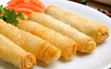 Sigara Böreği Türk Mutfağının Çıtır Lezzeti Türk mutfağının en pratik ve en sevilen yiyeceklerinden biri olan sigara böreği, adını ince ve uzun şekline borçludur. Çıtır çıtır kızarmış yufkanın içindeki peynirin eriyerek ağızda bıraktığı tat, bu böreği hem kahvaltılarda hem de özel davetlerde vazgeçilmez hale getirmiştir. Geleneksel mutfak kültürümüzün bir parçası olan sigara böreği, sadece Türkiye’de değil, dünyanın birçok yerinde de tanınan bir lezzet olarak dikkat çeker. Konulu bir haber görseli.