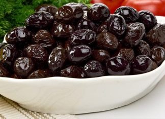 Siyah Zeytin: Sofraların Olmazsa Olmaz Lezzeti Siyah zeytin, Akdeniz mutfağının vazgeçilmez lezzetlerinden biri olarak sofralarda özel bir yer edinir. Özellikle kahvaltılarda, mezelerde veya yemeklerin yanında sunulan siyah zeytin, hem besleyici hem de aromatik bir seçenek sunar. Zeytin, içerdiği sağlıklı yağlar, vitaminler ve mineraller ile dengeli beslenmeye katkı sağlar. Ayrıca sofralara sunduğu koyu renk ve kendine has aromasıyla görsellik katar. Konulu bir haber görseli.