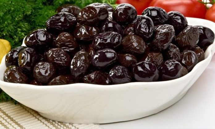 Siyah zeytin, Akdeniz mutfağının vazgeçilmez lezzetlerinden biri olarak sofralarda özel bir yer edinir. Özellikle kahvaltılarda, mezelerde veya yemeklerin yanında sunulan siyah zeytin, hem besleyici hem de aromatik bir seçenek sunar. Zeytin, içerdiği sağlıklı yağlar, vitaminler ve mineraller ile dengeli beslenmeye katkı sağlar. Ayrıca sofralara sunduğu koyu renk ve kendine has aromasıyla görsellik katar. Konulu bir haber görseli.