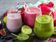 Smoothie: Sağlıklı ve Lezzetli İçeceğin Yeni Trendi Smoothie, taze meyve ve sebzelerin blender yardımıyla püre haline getirilmesiyle hazırlanan sağlıklı içeceklerdir. Son yıllarda sağlıklı beslenme trendlerinin yükselmesiyle birlikte smoothie tüketimi oldukça artmıştır. Bu içecekler, vitamin ve mineral açısından zengin oldukları için hem enerji verir hem de bağışıklık sistemini güçlendirir. Konulu bir haber görseli.