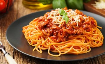 İtalyan mutfağının vazgeçilmezlerinden biri olan spagetti bolognese, hem pratik hazırlanışı hem de lezzetli sosuyla dünya genelinde sofralarda yer alıyor. Kıyma ve domates sosunun uyumu, spagetti ile birleştiğinde ortaya doyurucu ve lezzetli bir yemek çıkıyor. Bu yemek, özellikle akşam yemeklerinde hem ana yemek hem de hızlı bir öğün alternatifi olarak tercih ediliyor. Konulu bir haber görseli.