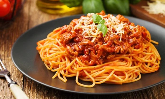 İtalyan mutfağının vazgeçilmezlerinden biri olan spagetti bolognese, hem pratik hazırlanışı hem de lezzetli sosuyla dünya genelinde sofralarda yer alıyor. Kıyma ve domates sosunun uyumu, spagetti ile birleştiğinde ortaya doyurucu ve lezzetli bir yemek çıkıyor. Bu yemek, özellikle akşam yemeklerinde hem ana yemek hem de hızlı bir öğün alternatifi olarak tercih ediliyor. Konulu bir haber görseli.