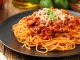 İtalyan mutfağının vazgeçilmezlerinden biri olan spagetti bolognese, hem pratik hazırlanışı hem de lezzetli sosuyla dünya genelinde sofralarda yer alıyor. Kıyma ve domates sosunun uyumu, spagetti ile birleştiğinde ortaya doyurucu ve lezzetli bir yemek çıkıyor. Bu yemek, özellikle akşam yemeklerinde hem ana yemek hem de hızlı bir öğün alternatifi olarak tercih ediliyor. Konulu bir haber görseli.