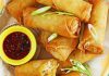 Spring roll, Uzak Doğu mutfağının en bilinen atıştırmalıklarından biridir. Özellikle Çin, Vietnam ve Tayland gibi ülkelerde ortaya çıkmış ve zamanla tüm dünyaya yayılmıştır. Adını bahar mevsiminden alan spring roll, geleneksel olarak ilkbaharda hasat edilen taze sebzelerle hazırlanırdı. Bu yönüyle sadece lezzetli değil, aynı zamanda mevsimsel bir kültürü de temsil eder. Konulu bir haber görseli.