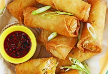 Spring roll, Uzak Doğu mutfağının en bilinen atıştırmalıklarından biridir. Özellikle Çin, Vietnam ve Tayland gibi ülkelerde ortaya çıkmış ve zamanla tüm dünyaya yayılmıştır. Adını bahar mevsiminden alan spring roll, geleneksel olarak ilkbaharda hasat edilen taze sebzelerle hazırlanırdı. Bu yönüyle sadece lezzetli değil, aynı zamanda mevsimsel bir kültürü de temsil eder. Konulu bir haber görseli.