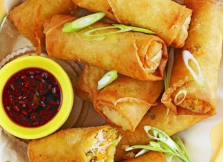 Spring roll, Uzak Doğu mutfağının en bilinen atıştırmalıklarından biridir. Özellikle Çin, Vietnam ve Tayland gibi ülkelerde ortaya çıkmış ve zamanla tüm dünyaya yayılmıştır. Adını bahar mevsiminden alan spring roll, geleneksel olarak ilkbaharda hasat edilen taze sebzelerle hazırlanırdı. Bu yönüyle sadece lezzetli değil, aynı zamanda mevsimsel bir kültürü de temsil eder. Konulu bir haber görseli.
