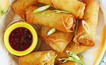 Spring roll, Uzak Doğu mutfağının en bilinen atıştırmalıklarından biridir. Özellikle Çin, Vietnam ve Tayland gibi ülkelerde ortaya çıkmış ve zamanla tüm dünyaya yayılmıştır. Adını bahar mevsiminden alan spring roll, geleneksel olarak ilkbaharda hasat edilen taze sebzelerle hazırlanırdı. Bu yönüyle sadece lezzetli değil, aynı zamanda mevsimsel bir kültürü de temsil eder. Konulu bir haber görseli.