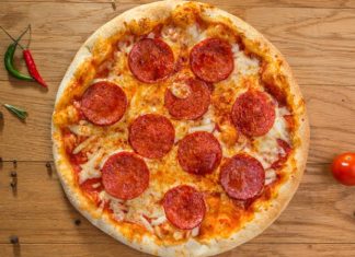 Sucuklu Pizza: Sofraların Vazgeçilmez Lezzeti Sucuklu pizza, İtalyan pizzasıyla Türk mutfağının birleşiminden doğan özel bir lezzettir. Temel pizza hamuru üzerine sucuk dilimleri ve peynirin birleşimi, hem görsellik hem de tat açısından sofistike bir deneyim sunar. Bu pizza türü, fast food zincirlerinden ev yapımı tariflere kadar geniş bir yelpazede popülerliğini korur. Konulu bir haber görseli.