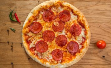 Sucuklu Pizza: Sofraların Vazgeçilmez Lezzeti Sucuklu pizza, İtalyan pizzasıyla Türk mutfağının birleşiminden doğan özel bir lezzettir. Temel pizza hamuru üzerine sucuk dilimleri ve peynirin birleşimi, hem görsellik hem de tat açısından sofistike bir deneyim sunar. Bu pizza türü, fast food zincirlerinden ev yapımı tariflere kadar geniş bir yelpazede popülerliğini korur. Konulu bir haber görseli.