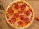 Sucuklu pizza, İtalyan pizzasıyla Türk mutfağının birleşiminden doğan özel bir lezzettir. Temel pizza hamuru üzerine sucuk dilimleri ve peynirin birleşimi, hem görsellik hem de tat açısından sofistike bir deneyim sunar. Bu pizza türü, fast food zincirlerinden ev yapımı tariflere kadar geniş bir yelpazede popülerliğini korur. Konulu bir haber görseli.