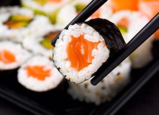 Sushi, bugün dünya genelinde en popüler yemeklerden biri olarak bilinse de kökeni çok eskiye dayanır. Japon mutfağının vazgeçilmezlerinden olan bu lezzet, başlangıçta balıkların fermente edilmesi yöntemiyle ortaya çıkmıştır. Pirinç ve balığın birleşimi, hem pratik hem de uzun süre dayanıklı bir besin olarak Japonya’da hızla yayılmıştır. Konulu bir haber görseli.