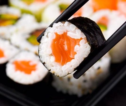 Sushi, bugün dünya genelinde en popüler yemeklerden biri olarak bilinse de kökeni çok eskiye dayanır. Japon mutfağının vazgeçilmezlerinden olan bu lezzet, başlangıçta balıkların fermente edilmesi yöntemiyle ortaya çıkmıştır. Pirinç ve balığın birleşimi, hem pratik hem de uzun süre dayanıklı bir besin olarak Japonya’da hızla yayılmıştır. Konulu bir haber görseli.