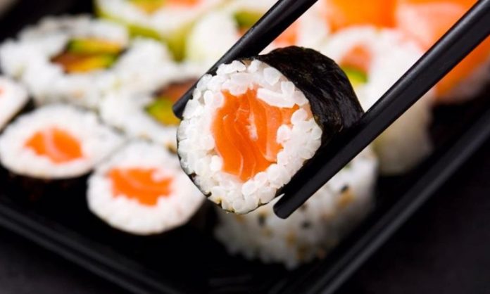 Sushi, bugün dünya genelinde en popüler yemeklerden biri olarak bilinse de kökeni çok eskiye dayanır. Japon mutfağının vazgeçilmezlerinden olan bu lezzet, başlangıçta balıkların fermente edilmesi yöntemiyle ortaya çıkmıştır. Pirinç ve balığın birleşimi, hem pratik hem de uzun süre dayanıklı bir besin olarak Japonya’da hızla yayılmıştır. Konulu bir haber görseli.