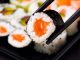 Sushi: Dünyada Yükselen Lezzet Trendi Sushi, bugün dünya genelinde en popüler yemeklerden biri olarak bilinse de kökeni çok eskiye dayanır. Japon mutfağının vazgeçilmezlerinden olan bu lezzet, başlangıçta balıkların fermente edilmesi yöntemiyle ortaya çıkmıştır. Pirinç ve balığın birleşimi, hem pratik hem de uzun süre dayanıklı bir besin olarak Japonya’da hızla yayılmıştır. Konulu bir haber görseli.