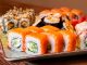 Sushi roll, Japon mutfağının en bilinen yemeklerinden biridir ve dünya genelinde ün kazanmıştır. İlk olarak Edo döneminde ortaya çıkan sushi, başlangıçta balığın pirinç içinde fermente edilmesiyle hazırlanıyordu. Zaman içinde bu yöntem değişti ve daha modern bir hale geldi. Özellikle 20. yüzyılın ortalarında Amerika’da popülerleşen sushi roll, farklı malzemelerin bir araya gelmesiyle çeşitlenerek bugünkü halini aldı. Konulu bir haber görseli.