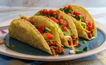 Taco, Meksika mutfağının en bilinen ve sevilen sokak lezzetlerinden biridir. Mısır veya buğday bazlı tortilla içine çeşitli malzemelerin doldurulmasıyla hazırlanır. Tarihi, yüzyıllar öncesine dayanan taco, Meksika halkının günlük beslenmesinde önemli bir yere sahiptir. Konulu bir haber görseli.