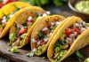 Tacos, Meksika mutfağının en bilinen ve en sevilen yemeklerinden biridir. Tarihi Aztekler dönemine kadar uzanan bu yemek, mısır ekmeğinin içine konulan et, sebze ve soslarla hazırlanmıştır. Geleneksel olarak elde yenilen tacos, hem pratik hem de doyurucu bir lezzet olarak halk arasında hızla yayılmıştır. Konulu bir haber görseli.