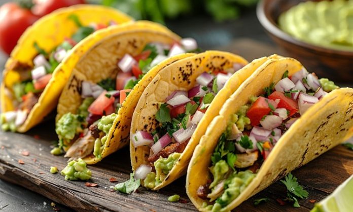 Tacos, Meksika mutfağının en bilinen ve en sevilen yemeklerinden biridir. Tarihi Aztekler dönemine kadar uzanan bu yemek, mısır ekmeğinin içine konulan et, sebze ve soslarla hazırlanmıştır. Geleneksel olarak elde yenilen tacos, hem pratik hem de doyurucu bir lezzet olarak halk arasında hızla yayılmıştır. Konulu bir haber görseli.