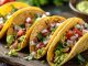Tacos Dünyada Lezzet Rüzgarı Estiriyor Tacos, Meksika mutfağının en bilinen ve en sevilen yemeklerinden biridir. Tarihi Aztekler dönemine kadar uzanan bu yemek, mısır ekmeğinin içine konulan et, sebze ve soslarla hazırlanmıştır. Geleneksel olarak elde yenilen tacos, hem pratik hem de doyurucu bir lezzet olarak halk arasında hızla yayılmıştır. Konulu bir haber görseli.