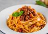 Tagliatelle, İtalyan mutfağının en tanınmış makarna çeşitlerinden biri olarak bilinir. Genellikle geniş ve uzun şeritler halinde hazırlanır. Bu makarna türü, özellikle Bolognese sosu ile eşsiz bir uyum yakalar ve İtalya’nın Emilia-Romagna bölgesinde köklü bir geçmişe sahiptir. Konulu bir haber görseli.