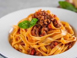 Tagliatelle, İtalyan mutfağının en tanınmış makarna çeşitlerinden biri olarak bilinir. Genellikle geniş ve uzun şeritler halinde hazırlanır. Bu makarna türü, özellikle Bolognese sosu ile eşsiz bir uyum yakalar ve İtalya’nın Emilia-Romagna bölgesinde köklü bir geçmişe sahiptir. Konulu bir haber görseli.