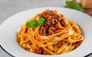 Tagliatelle: İtalyan Mutfağının İnce Şerit Makarna Lezzeti Tagliatelle, İtalyan mutfağının en tanınmış makarna çeşitlerinden biri olarak bilinir. Genellikle geniş ve uzun şeritler halinde hazırlanır. Bu makarna türü, özellikle Bolognese sosu ile eşsiz bir uyum yakalar ve İtalya’nın Emilia-Romagna bölgesinde köklü bir geçmişe sahiptir. Konulu bir haber görseli.