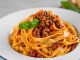 Tagliatelle: İtalyan Mutfağının İnce Şerit Makarna Lezzeti Tagliatelle, İtalyan mutfağının en tanınmış makarna çeşitlerinden biri olarak bilinir. Genellikle geniş ve uzun şeritler halinde hazırlanır. Bu makarna türü, özellikle Bolognese sosu ile eşsiz bir uyum yakalar ve İtalya’nın Emilia-Romagna bölgesinde köklü bir geçmişe sahiptir. Konulu bir haber görseli.